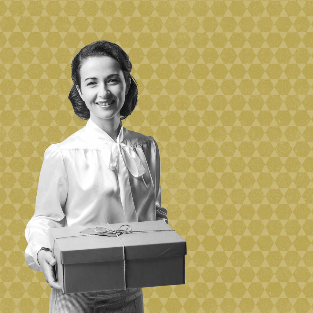 Mujer vintage sonriente sosteniendo un paquete de paquete de correo, envío y concepto de entrega
 - Foto, Imagen