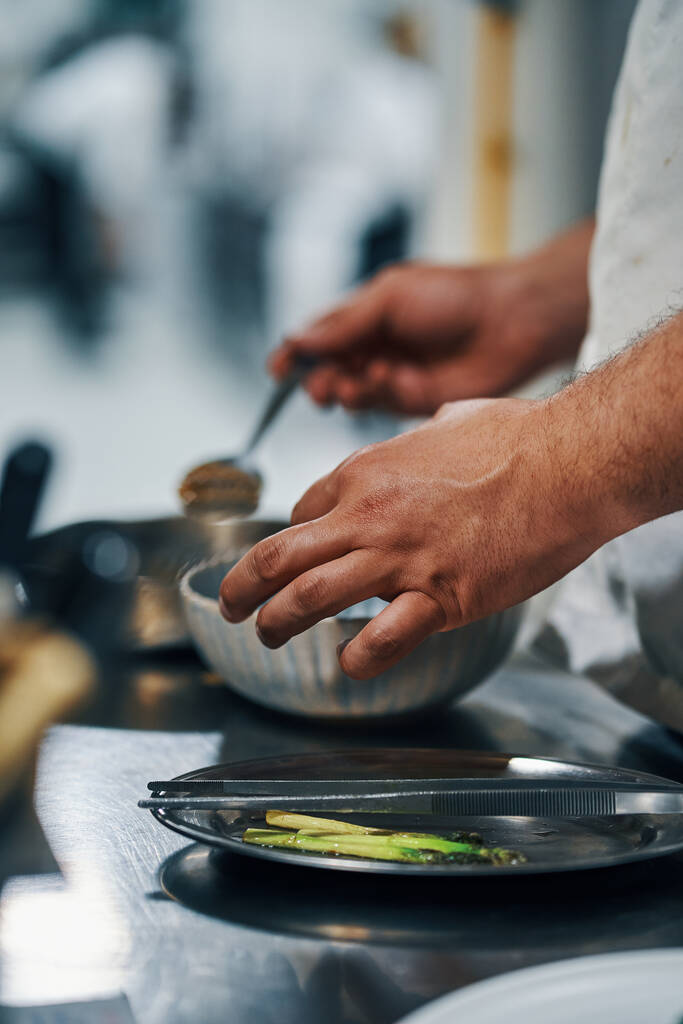 chef-kok uitdelen in professionele keuken - Foto, afbeelding
