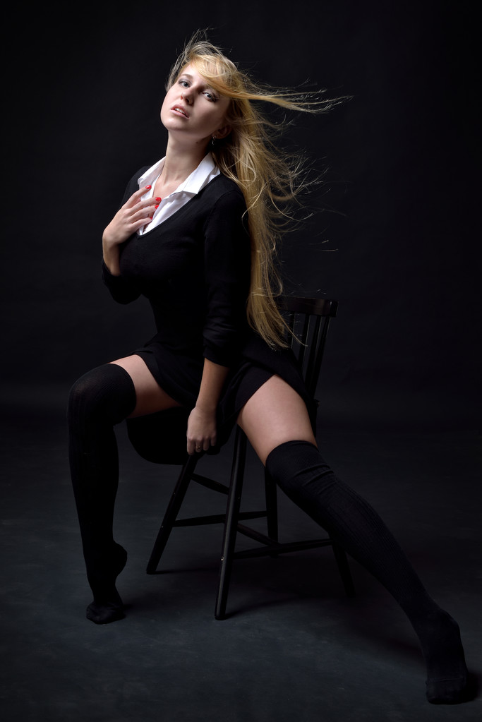 Bella donna sexy in abito nero e calze
 - Foto, immagini