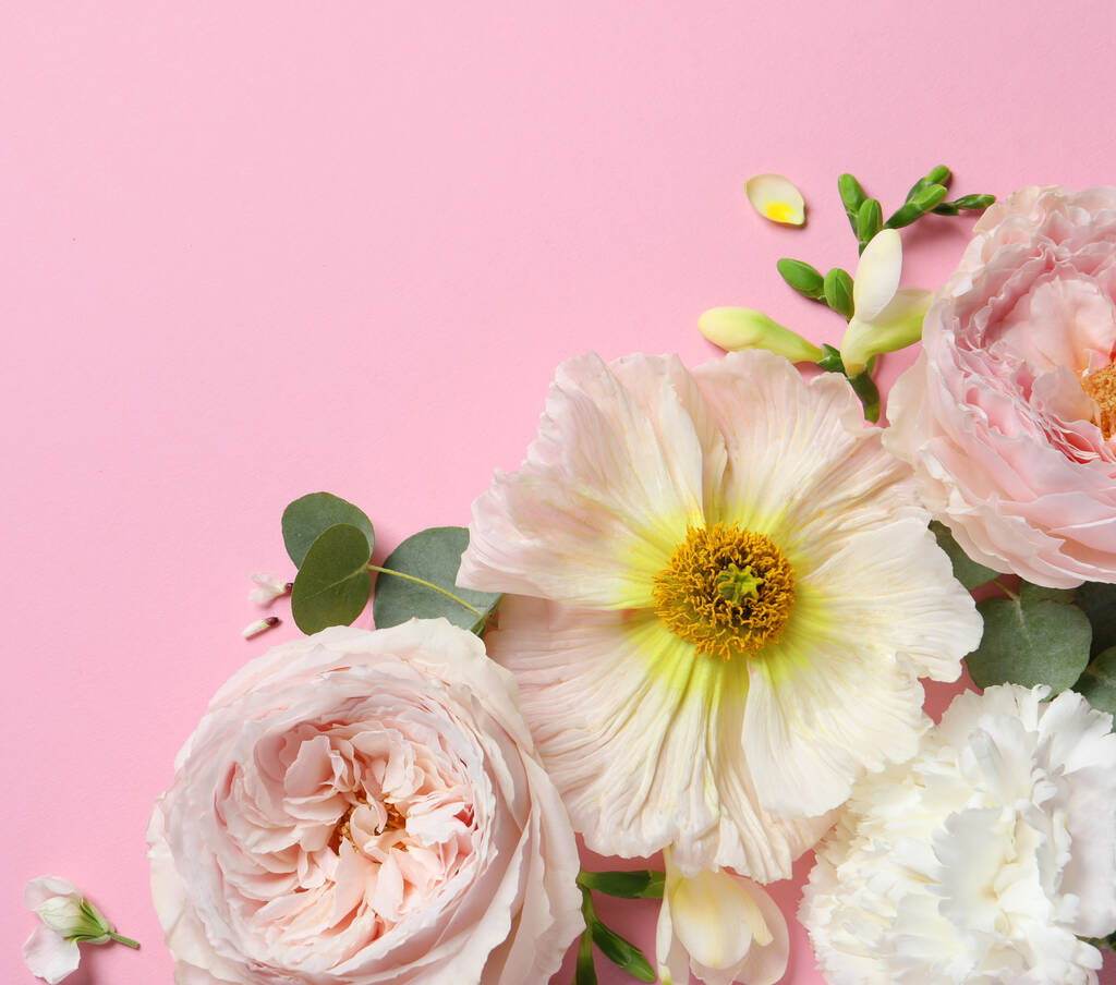Vlakke lay compositie met verschillende mooie bloemen op roze achtergrond. Ruimte voor tekst - Foto, afbeelding