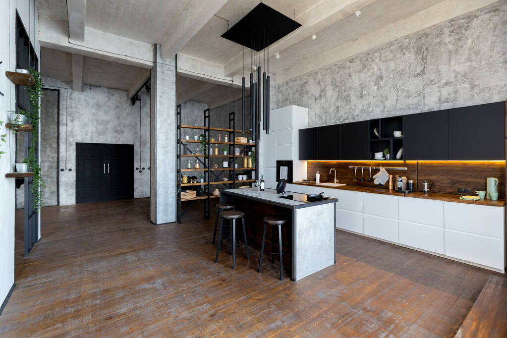 luxe studio appartement met een gratis indeling in een loft stijl in donkere kleuren. Stijlvolle moderne keuken met een eiland, gezellige slaapkamer met open haard en een persoonlijke fitnessruimte - Foto, afbeelding
