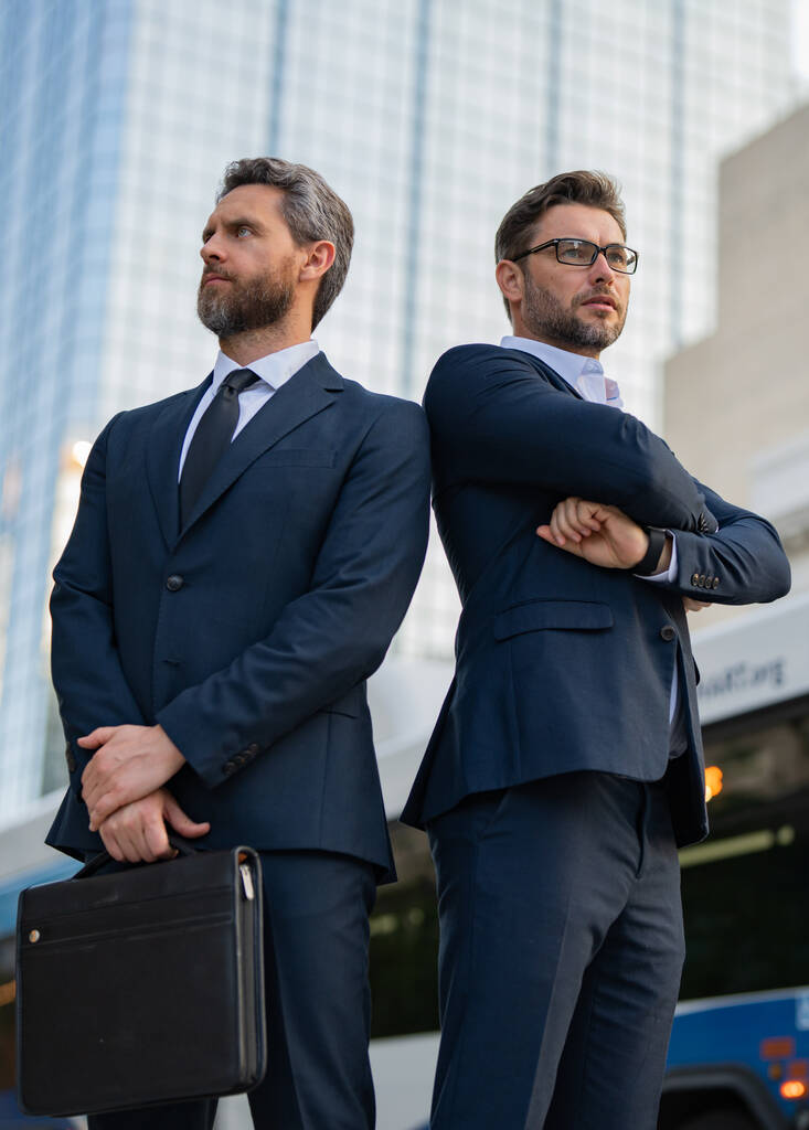 ビジネスチームの成功戦略。2人のビジネスマンの戦略目標。ビジネスチームは成功を重視し、やる気に満ちています。ビジネスの成功の男性は屋外。市内での成功会議にふさわしい2人のビジネスマン - 写真・画像