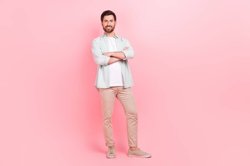 Foto de cuerpo completo del joven guapo doblado manos confianza pose startup desgaste ropa azul de moda aislado sobre fondo de color rosa. - Foto, imagen