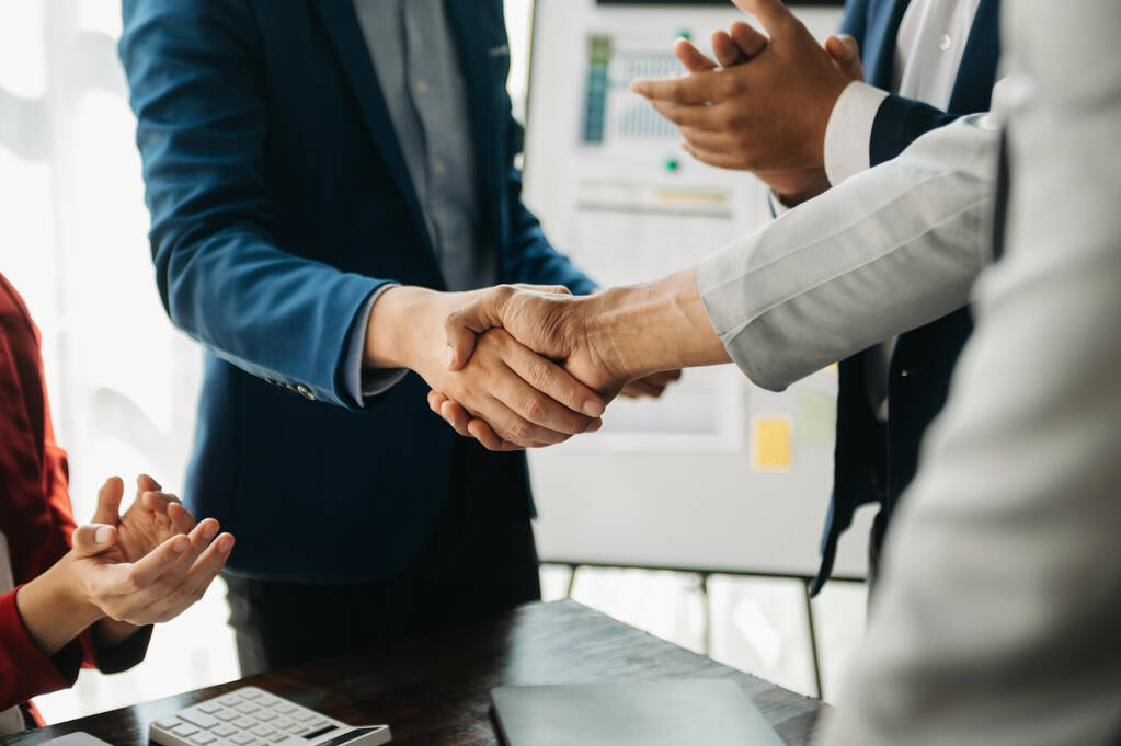 Empresários apertando as mãos durante uma reunião no escritório moderno
 - Foto, Imagem