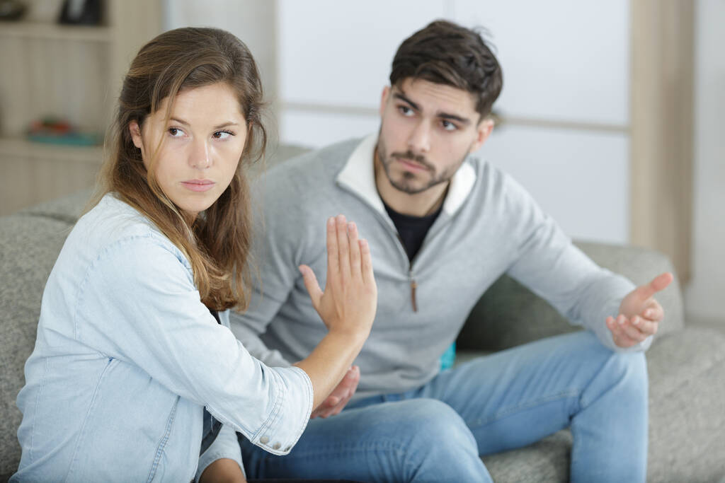 mujer ignorando novio después de una discusión - Foto, Imagen