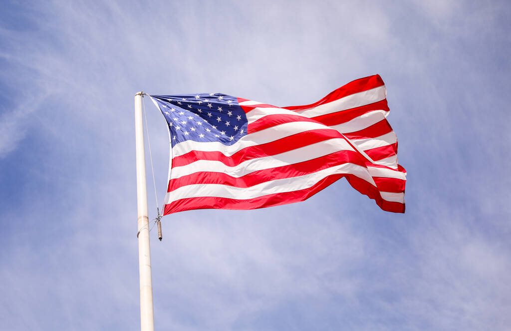 Прапор США символізує американський патріотизм, свободу і єдність, нагадуючи нам про нашу спільну історію, жертвопринесення і цінності. Вона означає демократію, свободу і справедливість для всіх..  - Фото, зображення