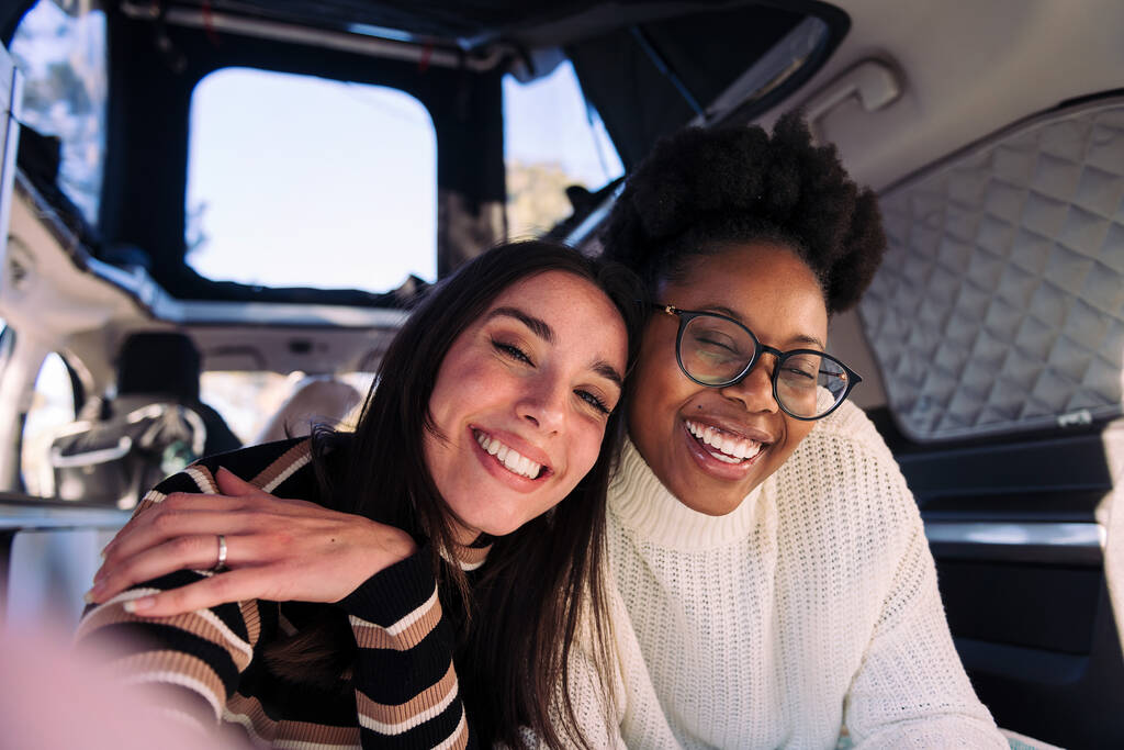 две молодые женщины, весело делающие селфи в фургоне Кемпер, концепция путешествия по выходным с лучшим другом и приключение на дороге - Фото, изображение