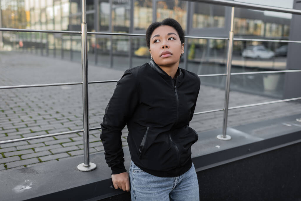 Νεαρή πολυφυλετική γυναίκα με ψυχολογική κρίση στέκεται σε αστικό δρόμο  - Φωτογραφία, εικόνα