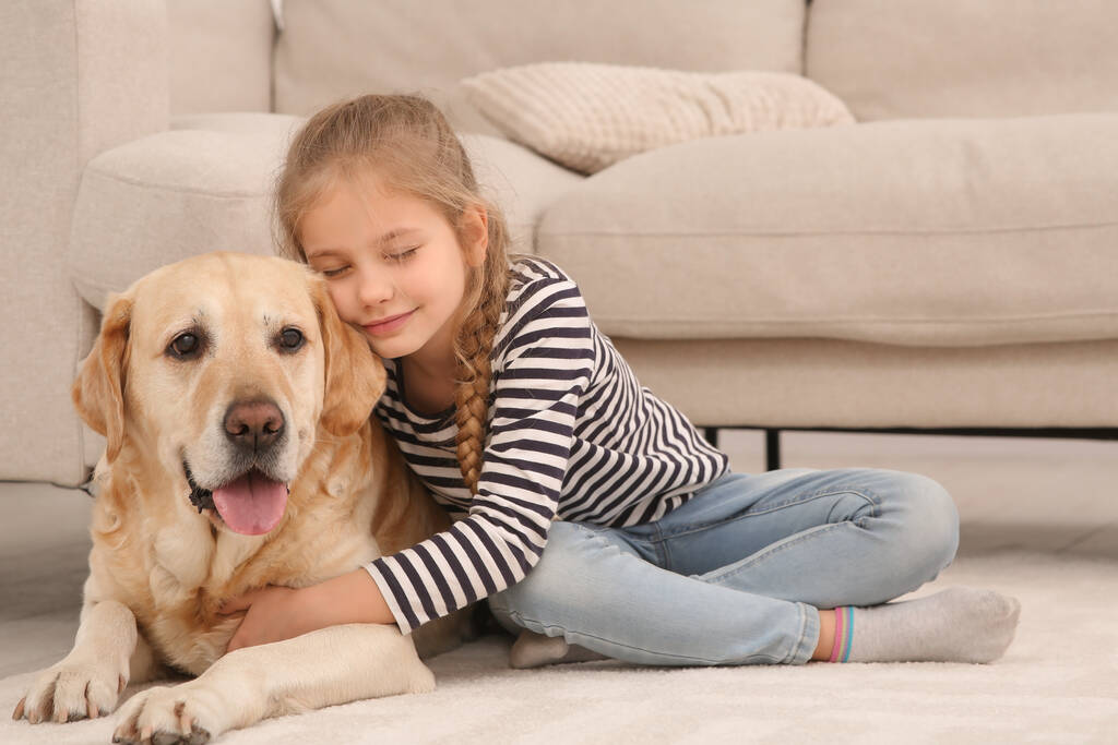 Chica joven con su adorable perro en el suelo en casa - Foto, imagen