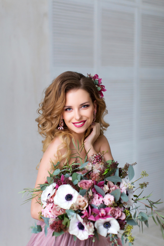 portret van een mooie vrouw met bloemen - Foto, afbeelding