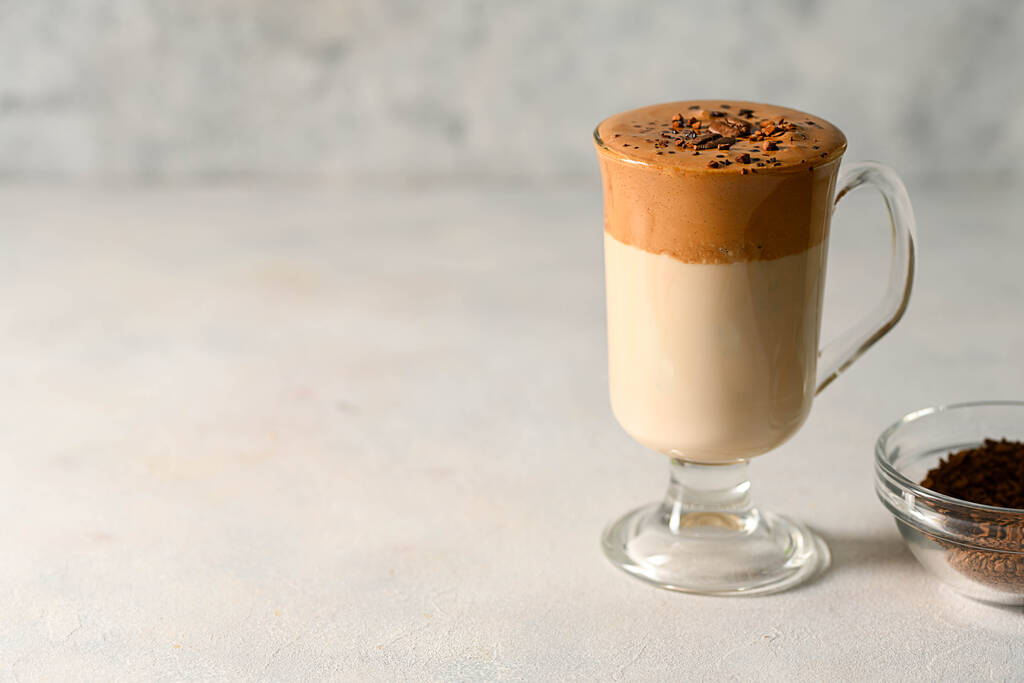 Dalgona kahvesi. Kremalı buzlu kahve ve süt. Boşluğu kopyala - Fotoğraf, Görsel