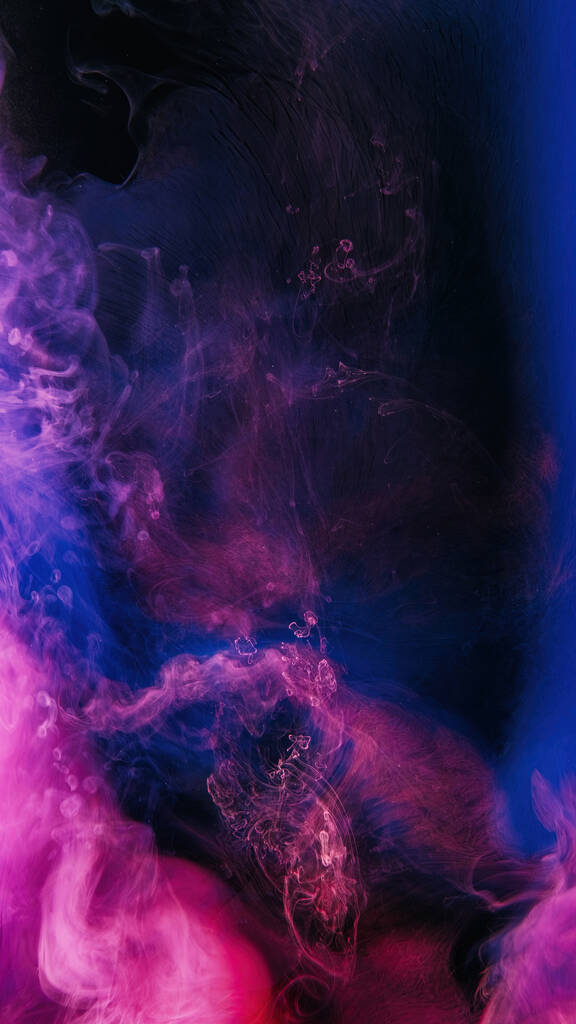 Malować wodę. Plama atramentowa. Kolor chmury dymnej. Fluorescencyjne viva magenta różowy niebieski fioletowy pary pływające na ciemnym czarnym abstrakcyjnym tle. - Zdjęcie, obraz