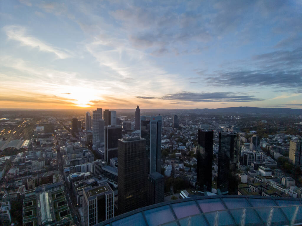 Légi kilátás a frankfurti kilátásra naplementekor. Modern épület tükrözi az utolsó napfény a nap. - Fotó, kép