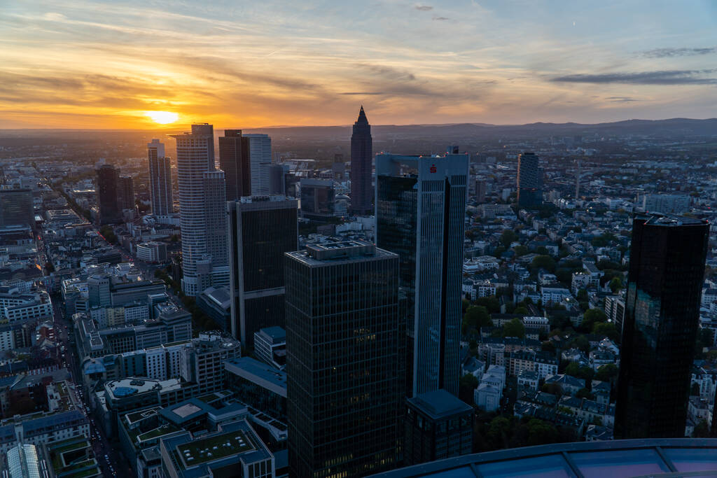 Повітряний вид на Франкфуртське небо під час заходу сонця. Сучасний будинок, що відбиває останнє сонце дня.. - Фото, зображення