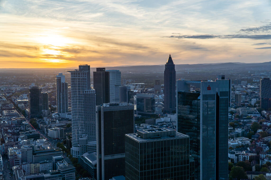 Αεροφωτογραφία του ορίζοντα της Φρανκφούρτης κατά τη δύση του ηλίου. Σύγχρονο κτίριο που αντανακλά τον τελευταίο ήλιο της ημέρας. - Φωτογραφία, εικόνα