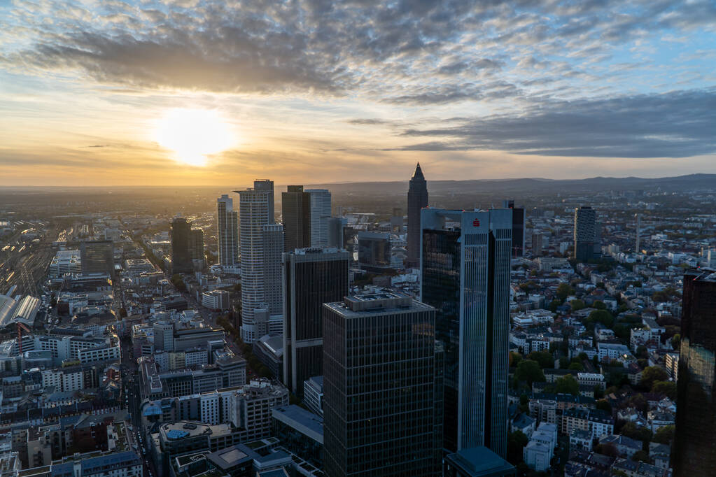 Vista aérea del horizonte de Frankfurt al atardecer. Edificio moderno que refleja el último sol del día. - Foto, imagen