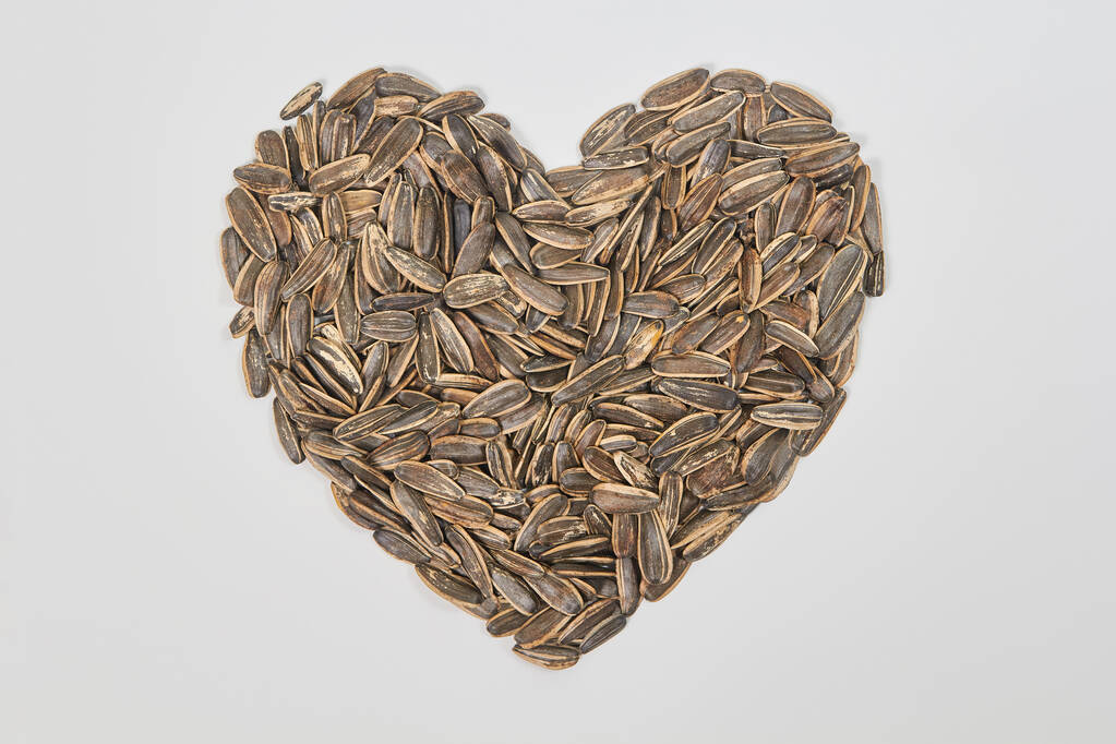 semillas de girasol dispuestas en forma de corazón - Foto, imagen