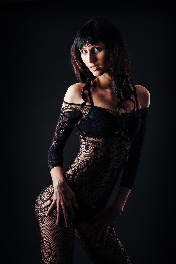 sexy schöne nackte Frau in schwarzen erotischen Dessous auf schwarzem Hintergrund. - Foto, Bild