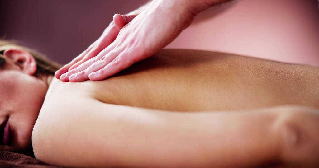 Mulher recebendo massagem de volta do terapeuta no spa - Foto, Imagem