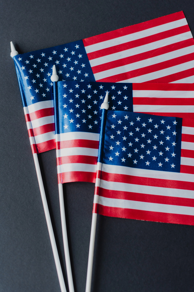 vista superior de tres banderas de Estados Unidos con estrellas y rayas aisladas en negro  - Foto, imagen