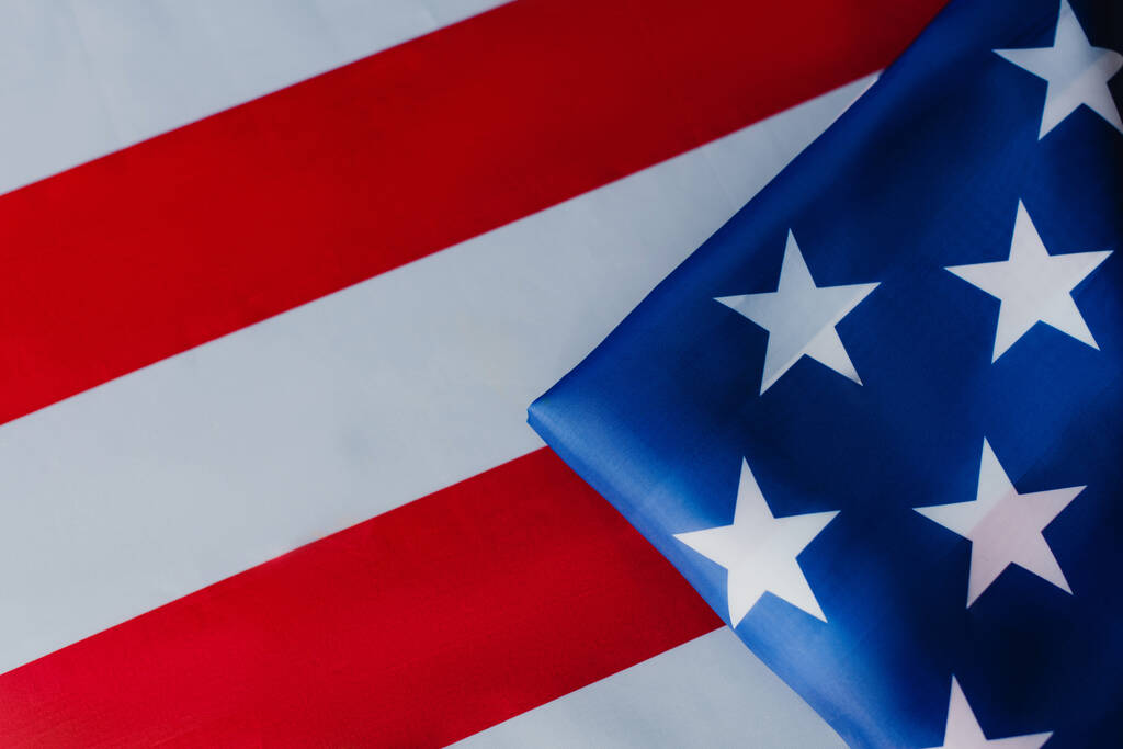 κορυφαία άποψη της σημαίας των Ηνωμένων Πολιτειών της Αμερικής με αστέρια και ρίγες  - Φωτογραφία, εικόνα