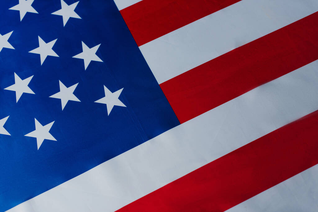 Amerika Birleşik Devletleri 'nin yıldız ve çizgili kırmızı ve mavi bayrağının üst görüntüsü  - Fotoğraf, Görsel