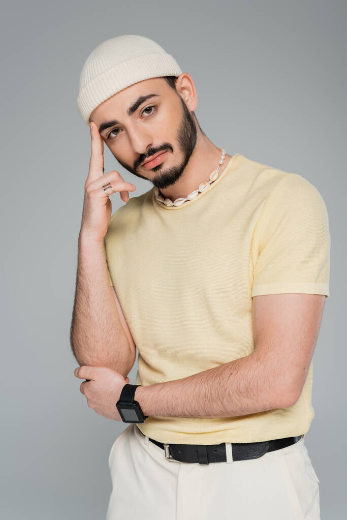 Portrait de l'homme gay à la mode dans chapeau posant isolé sur gris   - Photo, image