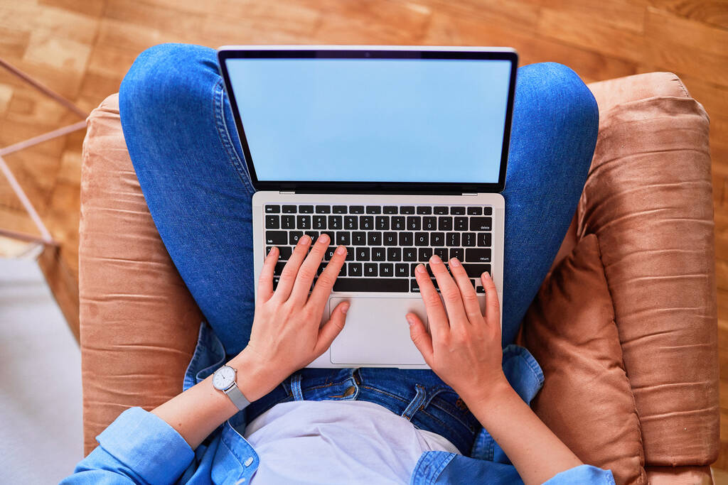 Bilgisayar ekranı boş maketi. Reklam sitesi için beyaz arkaplanı olan klavye dizüstü bilgisayarında yazan kadın elleri. Boşluğu kopyala  - Fotoğraf, Görsel
