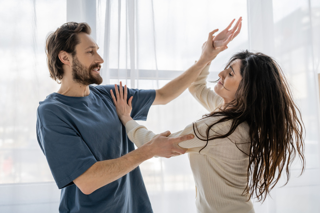 Homme en colère battant copine inquiète pendant le conflit à la maison  - Photo, image
