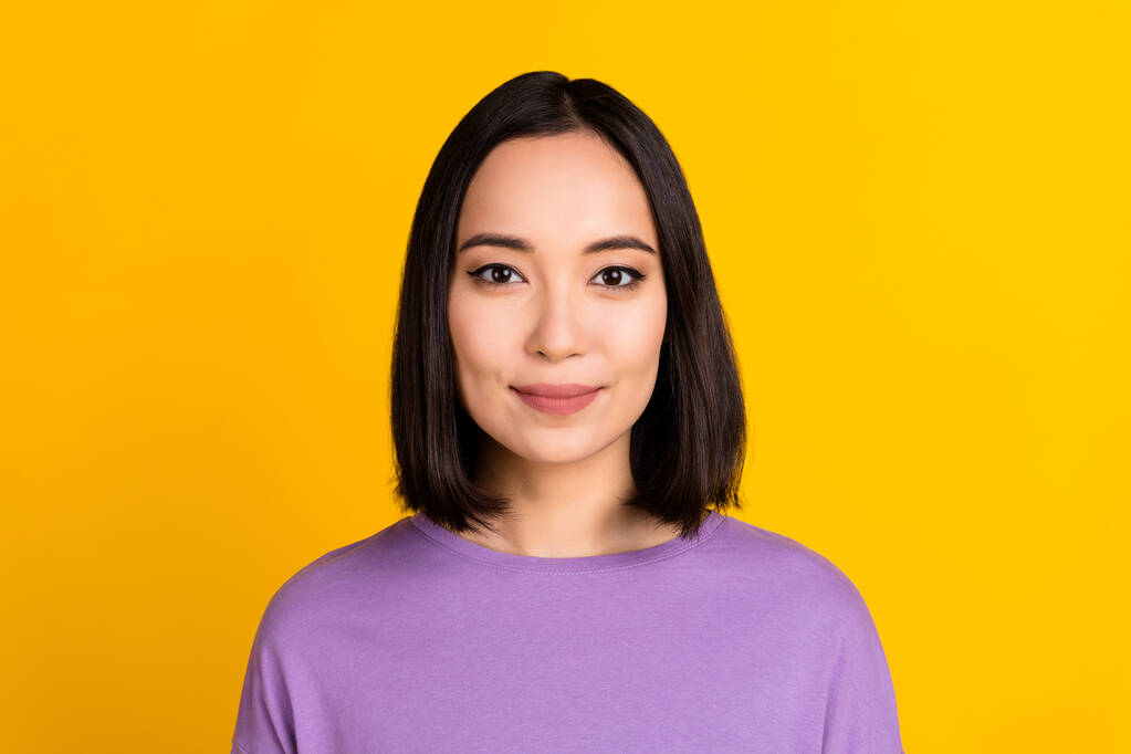 Foto von fröhlich liebenswert junge Frau tragen violettes Hemd lächelnd isoliert gelbe Farbe Hintergrund. - Foto, Bild
