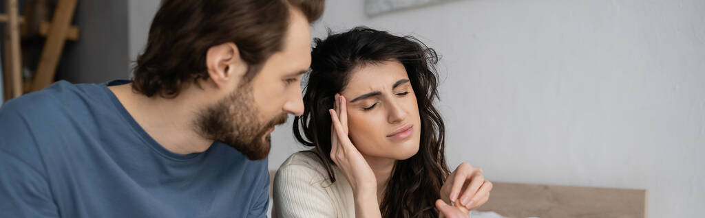 Donna con mal di testa che prende la pillola dal fidanzato premuroso a casa, striscione  - Foto, immagini