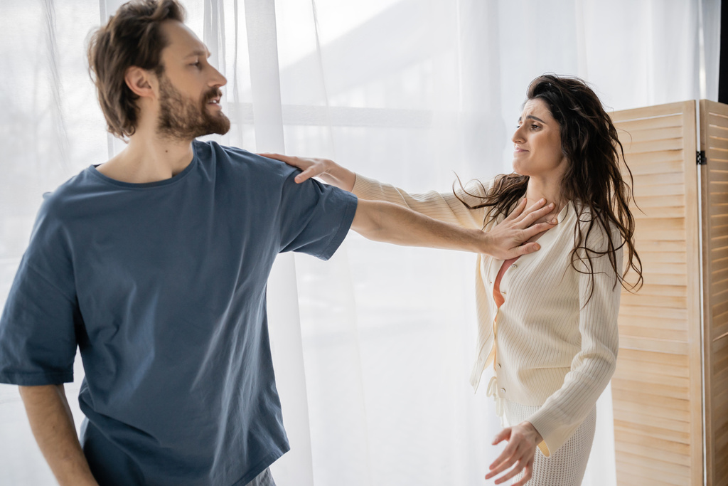 Casal agressivo lutando durante crise no relacionamento em casa  - Foto, Imagem