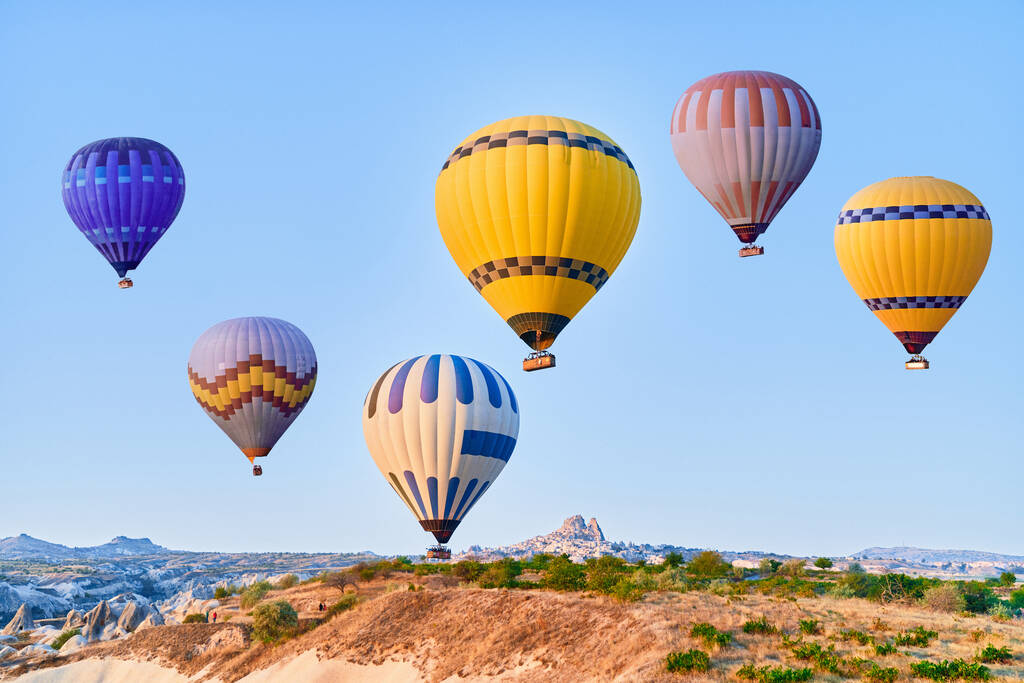 Paisaje de coloridos globos aerostáticos voladores en Anatolia, Kapadokya al amanecer. Parque nacional en Nevsehir, Goreme - Foto, imagen