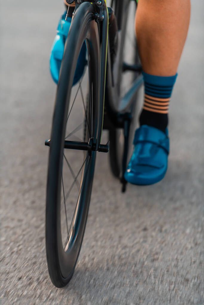 Κοντινό πλάνο των πεντάλ ενός ποδηλάτου από επαγγελματία τριαθλητή που προετοιμάζεται για προπόνηση.  - Φωτογραφία, εικόνα
