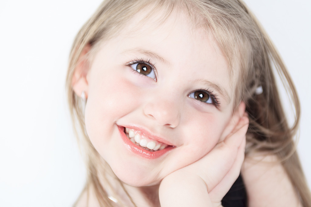 een klein meisje in de studio schieten lachen - Foto, afbeelding