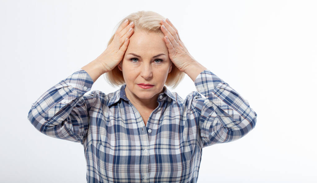 Detailní portrét krásné dospělé starší ženy středního věku trpící bolestí hlavy migréna masážní spánky v období menopauzy nemoci, strach s vysokým krevním tlakem. - Fotografie, Obrázek