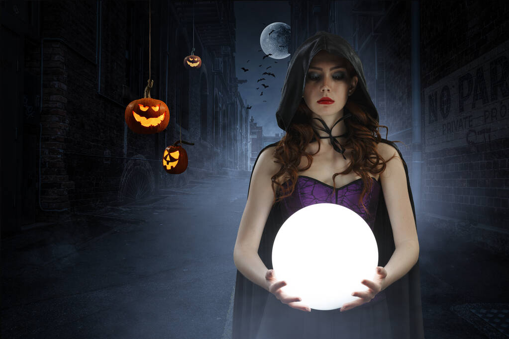 Hermosa joven con sombrero de brujas y traje. Diseño de arte Halloween. Medios mixtos - Foto, Imagen