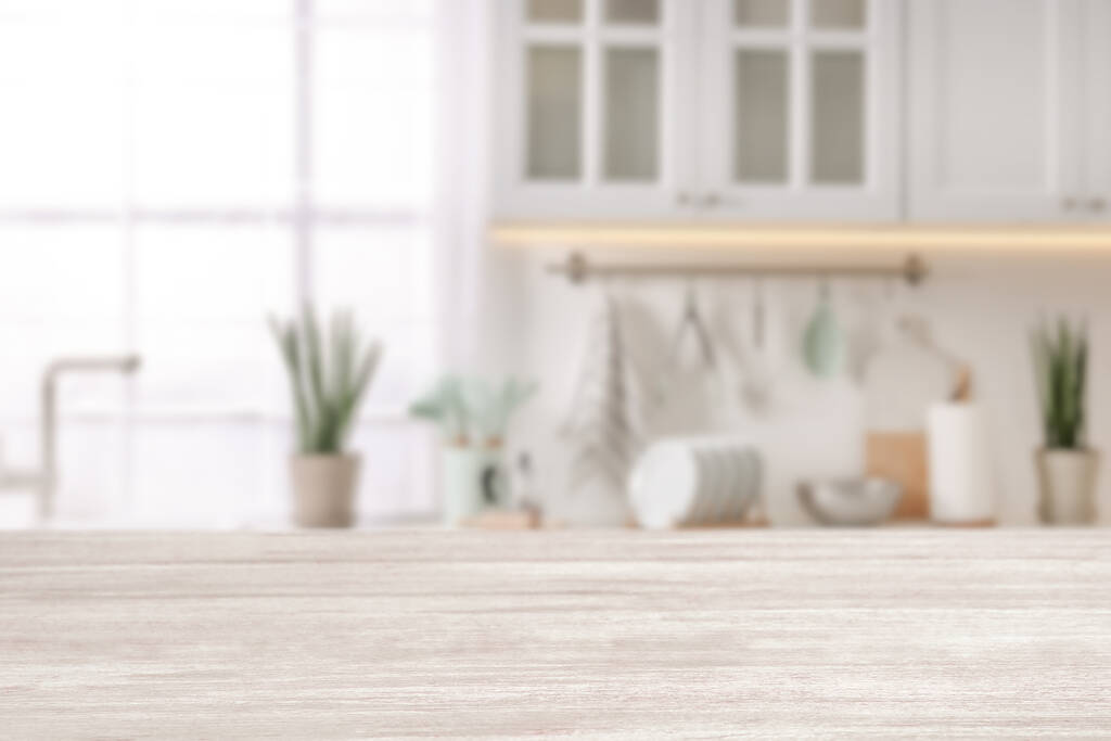 Lege witte houten tafel in mooie keuken. Ruimte voor ontwerp - Foto, afbeelding