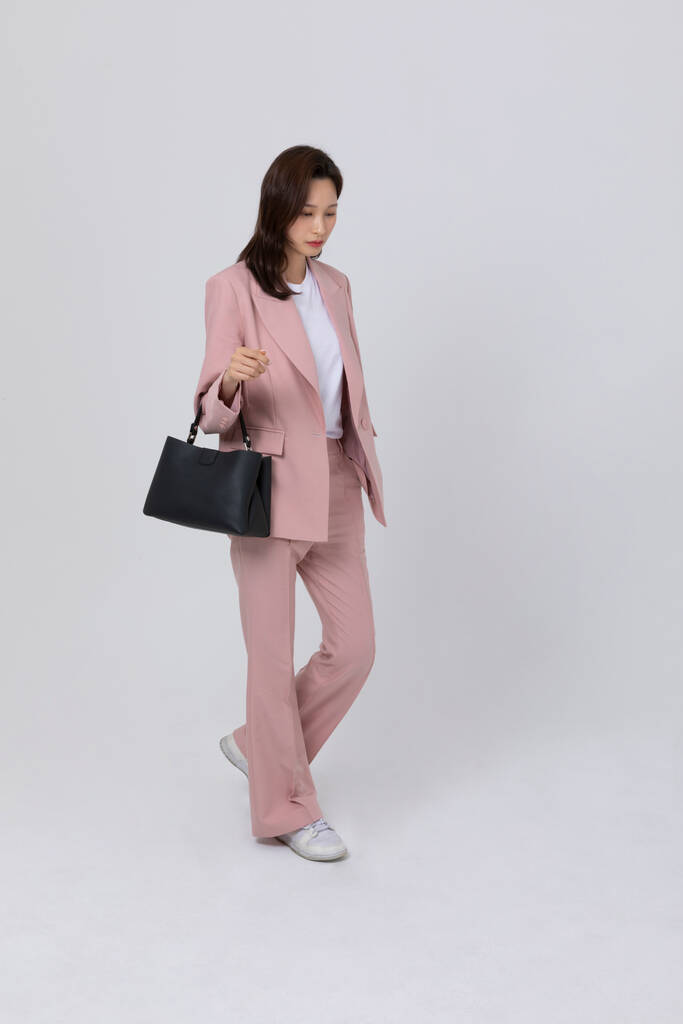 ビジネスコンセプト韓国人の若い女性がハンドバッグを持っています。スタジオショット - 写真・画像
