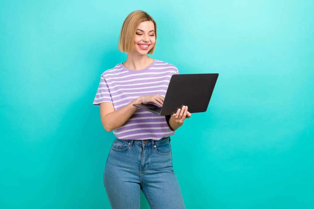Φωτογραφία του θετικού έξυπνο κορίτσι bob hairstyle ριγέ t-shirt ματιά στο laptop γράψτε email απομονώνονται σε τυρκουάζ φόντο χρώμα. - Φωτογραφία, εικόνα