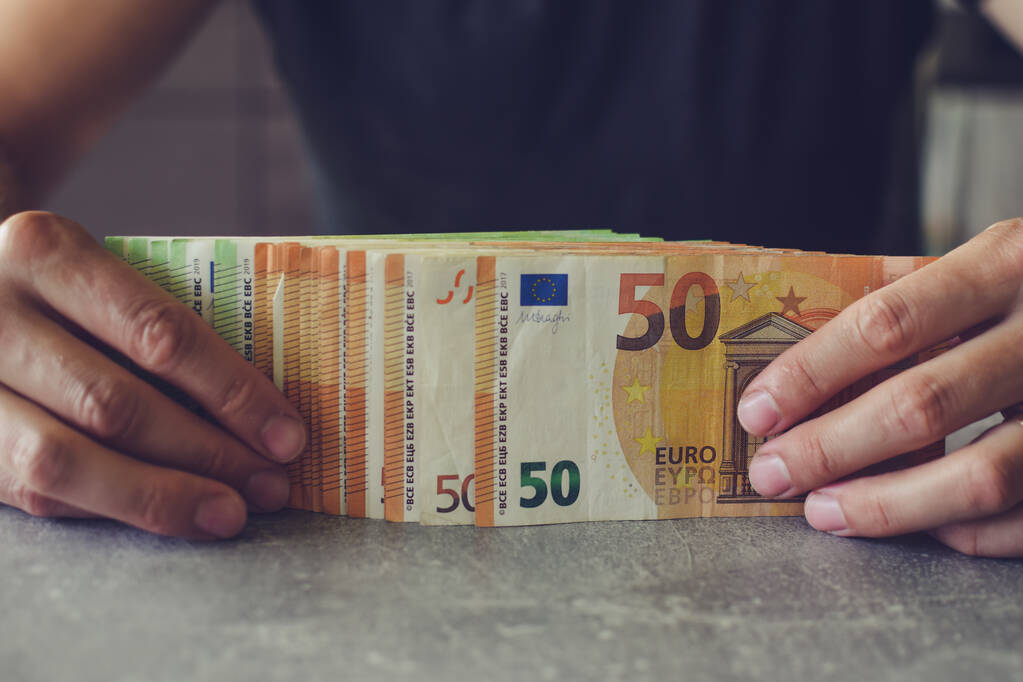 Τα χέρια του ανθρώπου μετρώντας τα χρήματα του ευρώ - Φωτογραφία, εικόνα