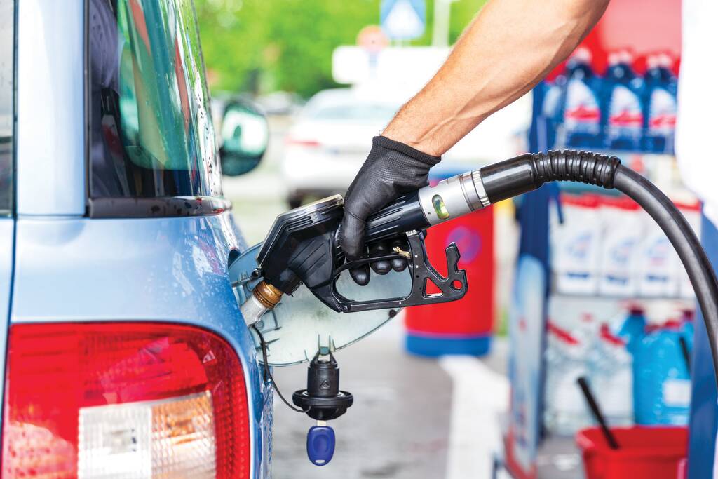 Bensiinin tai dieselpolttoaineen tankkaus autossa huoltoasemalla - Valokuva, kuva