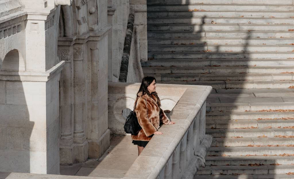 Een mooie jonge vrouw op een balkon in Boedapest, Hongarije - Foto, afbeelding