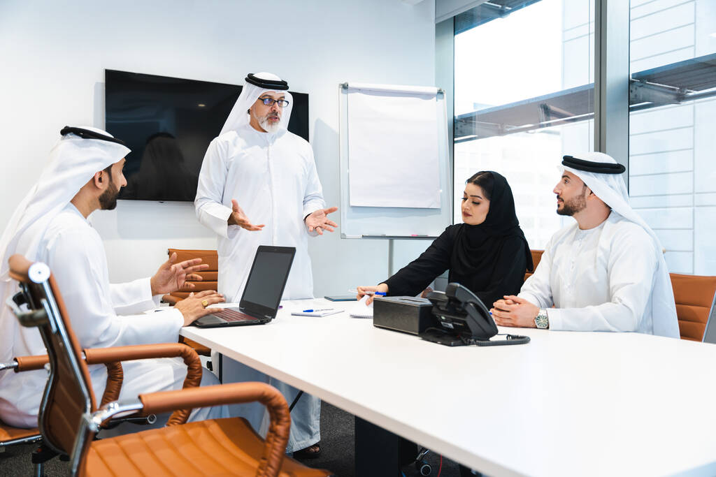 Skupina středovýchodních podnikatelů, kteří nosí tradiční emirati oblečení setkání v kanceláři v Dubaji - Obchodní tým pracuje a brainstorming v SAE - Fotografie, Obrázek