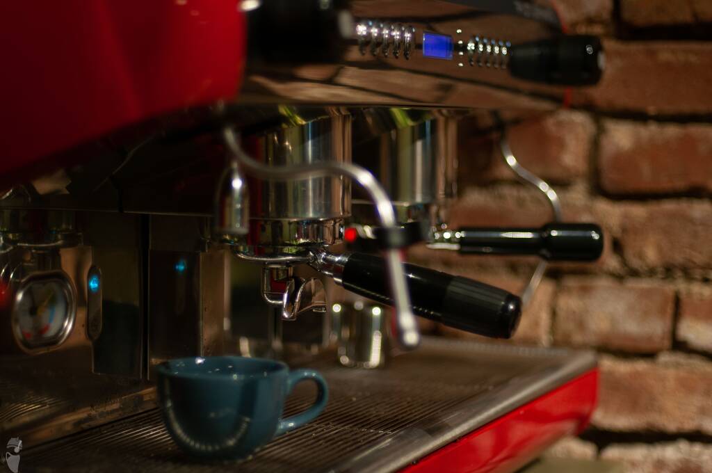 ¿Qué tal hacer una taza de café caliente al vapor agradable por la mañana - Foto, imagen