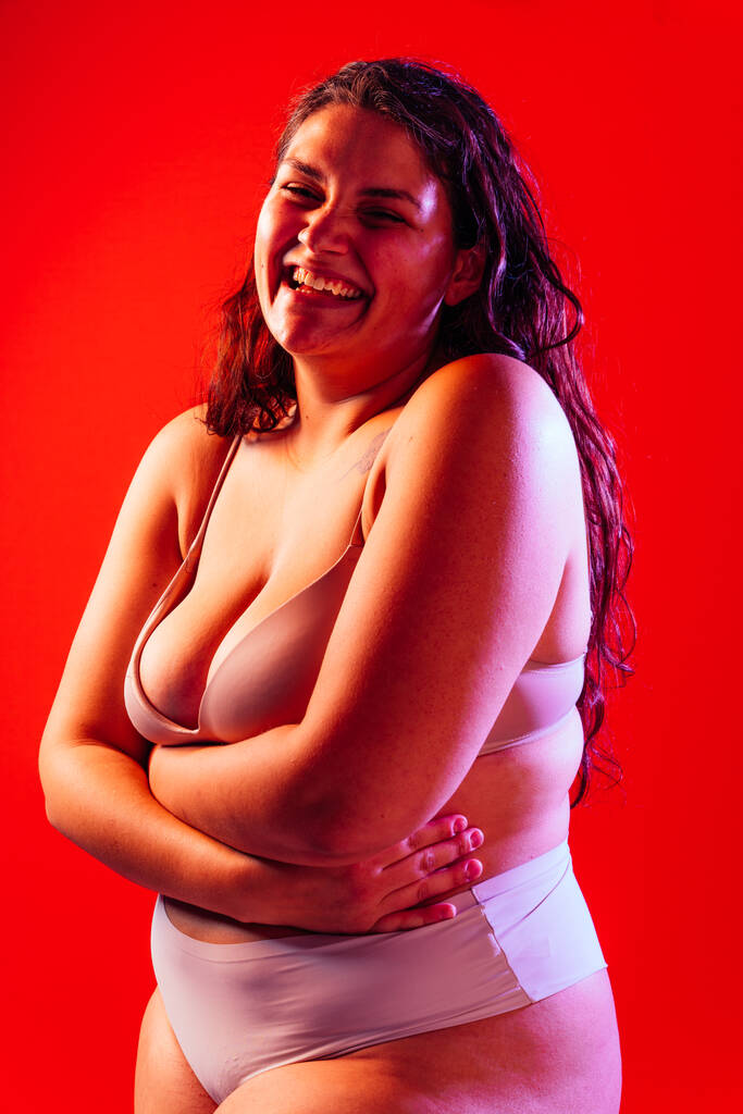 Plus Size Frau posiert im Studio in Dessous. Modell auf farbigem Hintergrund. Hartes Licht Studio gedreht - Foto, Bild