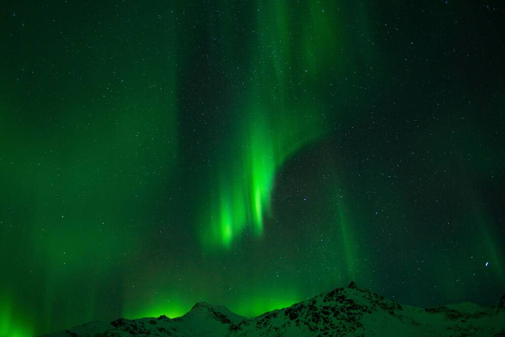 Un beau cliché d'aurores boréales vert vif au-dessus des montagnes en Norvège - Photo, image
