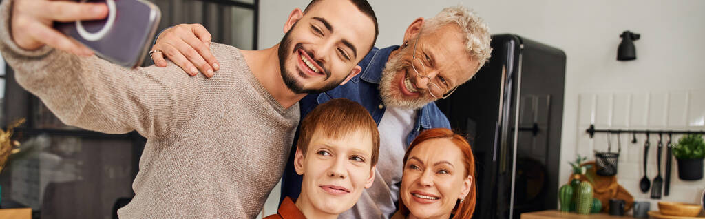 gay complacido hombre tomando selfie con padres y novio en casa, bandera - Foto, Imagen