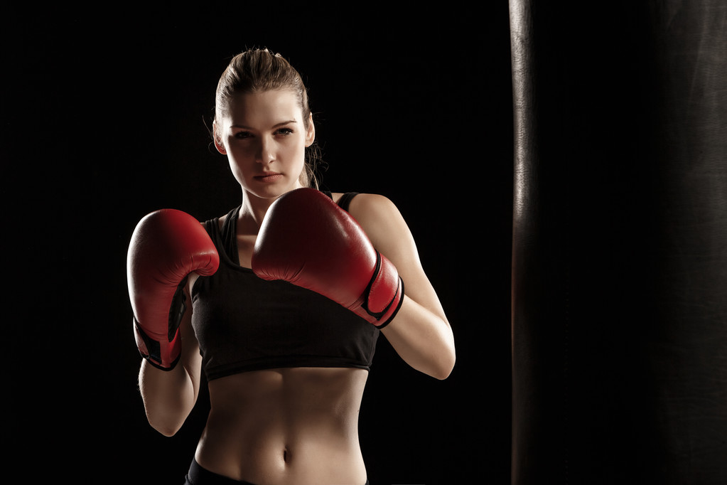 schöne Frau boxt auf schwarzem Hintergrund - Foto, Bild