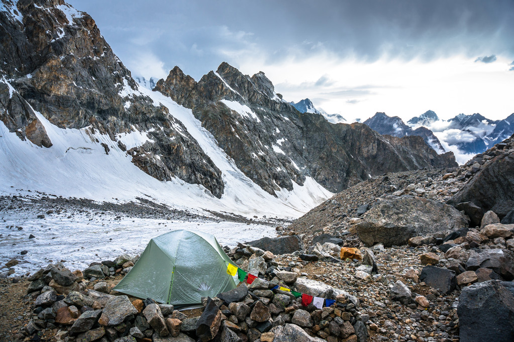 Osamělý tábor ve vysokých zasněžených rovněž - Fotografie, Obrázek